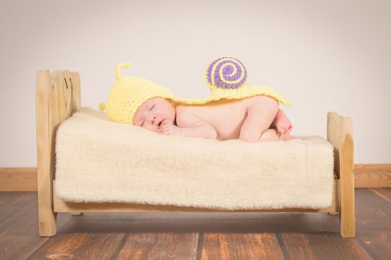 baby-slapend-op-bed baby slapend op bed hoeveel slaap heeft een baby nodig